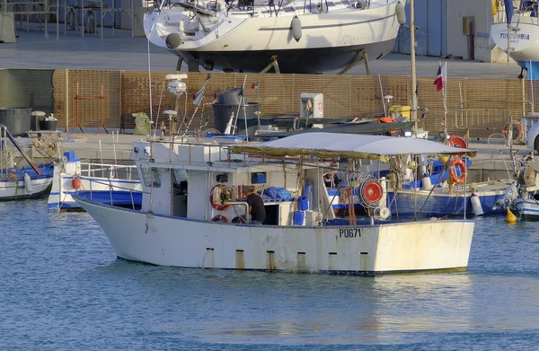 Olaszország Szicília Marina Ragusa Ragusa Tartomány Halász Egy Helyi Fahalászhajón — Stock Fotó