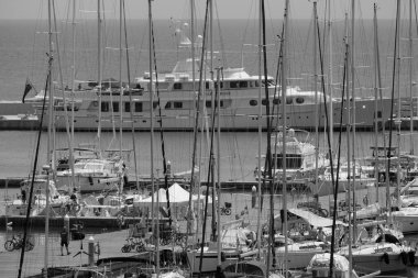 İtalya, Sicilya, Akdeniz, Marina di Ragusa (Ragusa ili); 22 Haziran 2023, limanda lüks yatlar - EDITORIAL