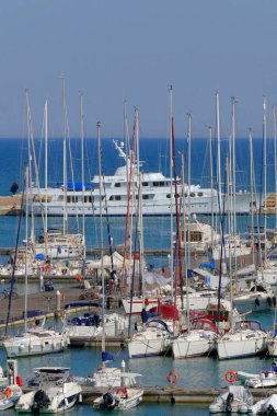 İtalya, Sicilya, Akdeniz, Marina di Ragusa (Ragusa ili); 22 Haziran 2023, limanda lüks yatlar - EDITORIAL
