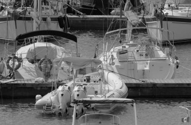 İtalya, Sicilya, Akdeniz, Marina di Ragusa (Ragusa ili); 24 Haziran 2023, limanda motorlu tekneler ve lüks yatlar - EDITORIAL