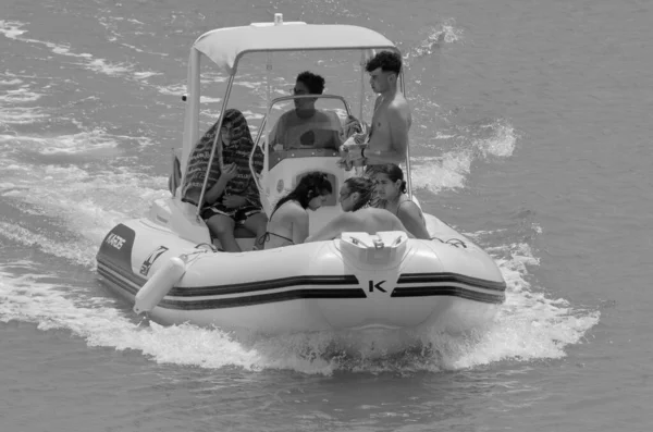 イタリア シチリア島 地中海 マリーナ ラグーザ ラグーザ州 2023年6月24日 港内のゴムボートに乗っている人々 Editorial — ストック写真