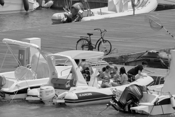 意大利 西西里 地中海 拉古萨海 拉古萨省 2023年6月24日 港口一艘橡皮船上的人 Editorial — 图库照片