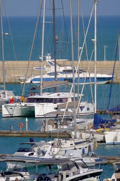 イタリア シチリア島 地中海 マリーナ ラグーザ ラグーザ州 2023年6月25日 港内の人々と豪華ヨット Editorial — ストック写真
