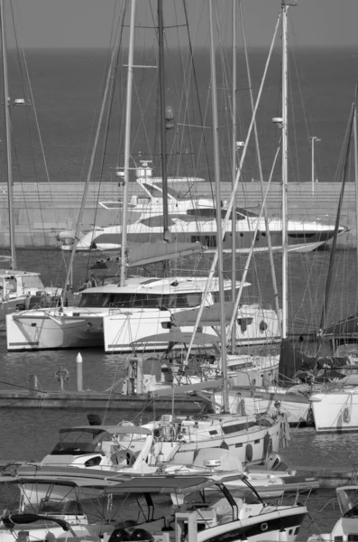 イタリア シチリア島 地中海 マリーナ ラグーザ ラグーザ州 2023年6月25日 港内の人々と豪華ヨット Editorial — ストック写真
