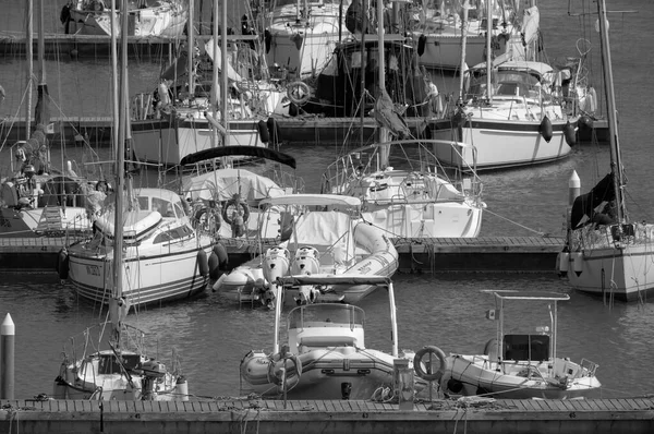 意大利 西西里 地中海 拉古萨港 拉古萨省 2023年6月26日 港口内的汽艇和豪华游艇 Editorial — 图库照片