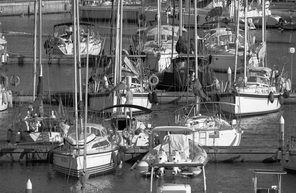 イタリア シチリア島 地中海 マリーナ ラグーザ ラグーザ州 2023年6月26日 港の帆船に乗って男 Editorial — ストック写真
