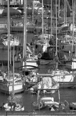 İtalya, Sicilya, Akdeniz, Marina di Ragusa (Ragusa ili); 26 Haziran 2023, limanda motorlu tekne ve lüks yatlar - EDITORIAL