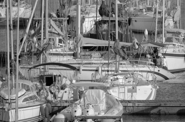 意大利 西西里 地中海 拉古萨港 拉古萨省 2023年6月26日 乘帆船和豪华游艇的人在港口 Editorial — 图库照片