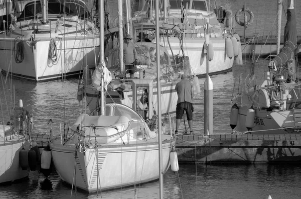 イタリア シチリア島 地中海 マリーナ ラグーザ ラグーザ州 2023年6月26日 セーリングボートの男性と港の豪華ヨット Editorial — ストック写真