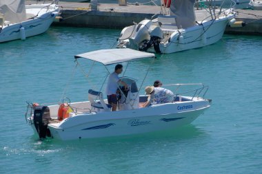 İtalya, Sicilya, Akdeniz, Marina di Ragusa (Ragusa ili); 27 Haziran 2023, limandaki bir motorlu tekne - EDITORIAL