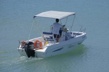 İtalya, Sicilya, Akdeniz, Marina di Ragusa (Ragusa ili); 27 Haziran 2023, limandaki bir motorlu tekne - EDITORIAL