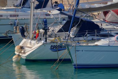 İtalya, Sicilya, Akdeniz, Marina di Ragusa (Ragusa Eyaleti); 28 Haziran 2023, limanda yelkenli tekneleri - EDITORIAL