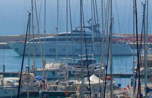 意大利 西西里 地中海 拉古萨港 拉古萨省 2023年6月28日 乘坐大型豪华游艇的男子进入港口 Editorial — 图库照片
