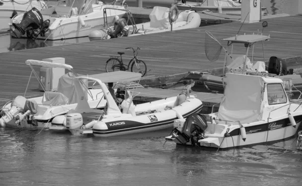 イタリア シチリア島 地中海 マリーナ ラグーザ ラグーザ州 2023年6月30日 港内のゴムボートに乗ってカップル Editorial — ストック写真