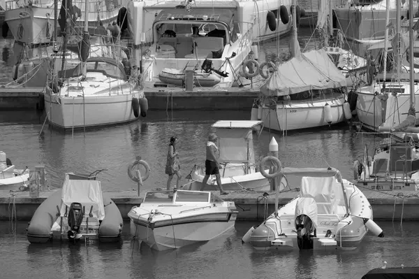 イタリア シチリア島 地中海 マリーナ ラグーザ ラグーザ州 2023年6月30日 港内の人々 モーターボート 豪華ヨット — ストック写真