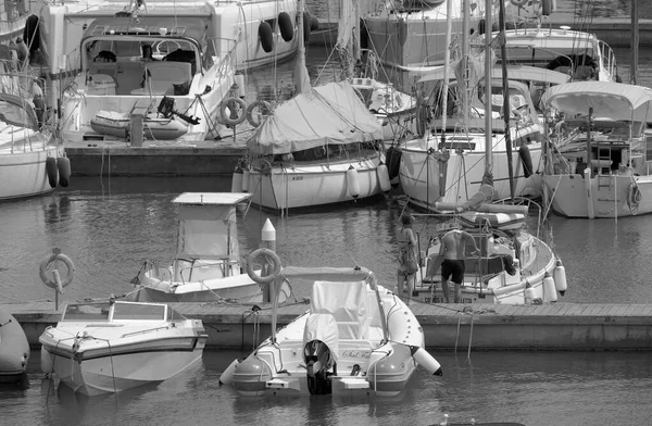 意大利 西西里 地中海 拉古萨港 拉古萨省 2023年6月30日 港口内的人员 汽艇和豪华游艇 Editorial — 图库照片