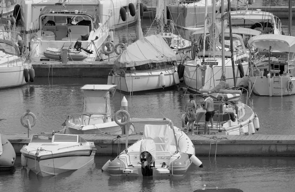 イタリア シチリア島 地中海 マリーナ ラグーザ ラグーザ州 2023年6月30日 港内の人々 モーターボート 豪華ヨット — ストック写真