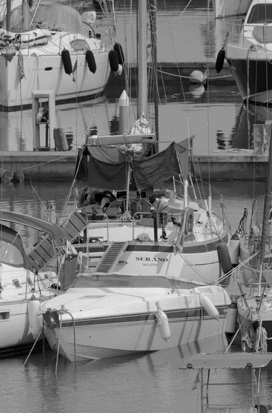 イタリア シチリア島 地中海 マリーナ ラグーザ ラグーザ州 2023年6月30日 港内の帆船に乗っている男性 Editorial — ストック写真