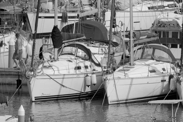 意大利 西西里 地中海 拉古萨港 拉古萨省 2023年6月30日 港口内的人员和豪华游艇 Editorial — 图库照片
