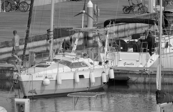 意大利 西西里 地中海 拉古萨海 拉古萨省 2023年6月30日 港口内的人员和帆船 Editorial — 图库照片