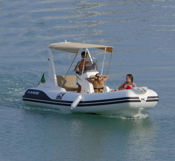 イタリア シチリア島 地中海 マリーナ ラグーザ ラグーザ州 2023年6月30日 港内のゴムボートに乗っている人々 Editorial — ストック写真