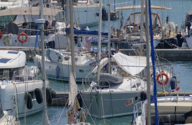 İtalya, Sicilya, Akdeniz, Marina di Ragusa (Ragusa Eyaleti); 1 Temmuz 2023, limandaki insanlar ve lüks yatlar - EDITORIAL