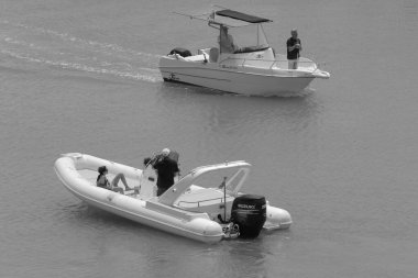 İtalya, Sicilya, Akdeniz, Marina di Ragusa (Ragusa Eyaleti); 1 Temmuz 2023, limandaki motorlu tekneler - EDITORIAL