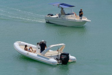İtalya, Sicilya, Akdeniz, Marina di Ragusa (Ragusa Eyaleti); 1 Temmuz 2023, limandaki motorlu tekneler - EDITORIAL
