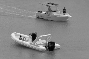 İtalya, Sicilya, Akdeniz, Marina di Ragusa (Ragusa Eyaleti); 1 Temmuz 2023, limandaki motorlu tekneler - EDITORIAL