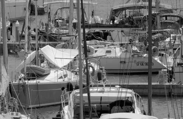 イタリア シチリア島 地中海 マリーナ ラグーザ ラグーザ州 7月2023 港の人々と豪華ヨット Editorial — ストック写真