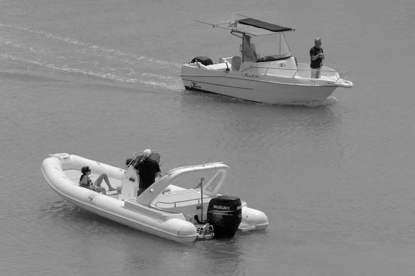 イタリア シチリア島 地中海 マリーナ ラグーザ ラグーザ州 7月2023 港のモーターボートの人々 Editorial — ストック写真