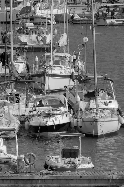 意大利 西西里 地中海 拉古萨海 拉古萨省 2023年7月1日 港口一艘豪华游艇上的乘客 Editorial — 图库照片