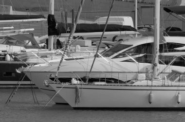 İtalya, Sicilya, Akdeniz, Marina di Ragusa (Ragusa Eyaleti); limanda lüks yatlar 