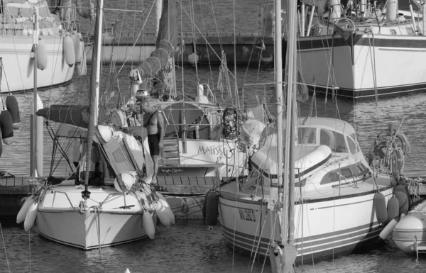 イタリア シチリア島 地中海 マリーナ ラグーザ ラグーザ州 7月2023 港の人々と帆船 Editorial — ストック写真