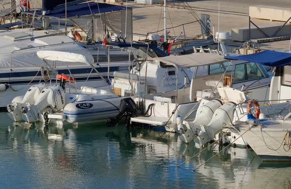 Italien Sicilien Medelhavet Marina Ragusa Ragusaprovinsen Juli 2023 Lyxbåtar Hamnen — Stockfoto