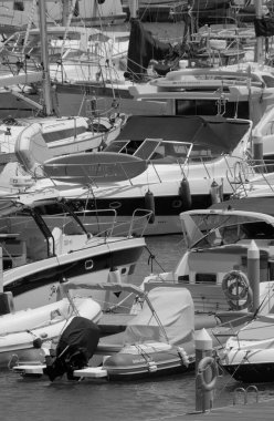 İtalya, Sicilya, Akdeniz, Marina di Ragusa (Ragusa ili); 2 Temmuz 2023, limanda motorlu tekneler ve lüks yatlar - EDITORIAL