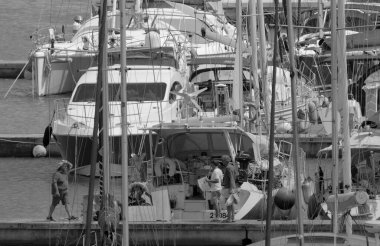 İtalya, Sicilya, Akdeniz, Marina di Ragusa (Ragusa Eyaleti); 2 Temmuz 2023, limanda halk ve lüks yatlar - EDITORIAL