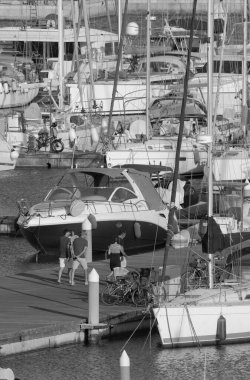 İtalya, Sicilya, Akdeniz, Marina di Ragusa (Ragusa Eyaleti); 2 Temmuz 2023, limanda halk ve lüks yatlar - EDITORIAL