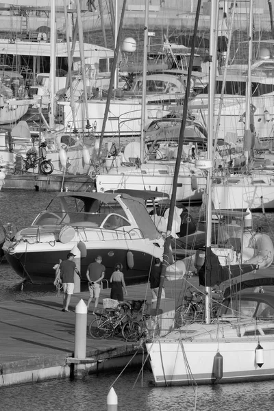 意大利 西西里 地中海 拉古萨港 拉古萨省 2023年7月2日 港口内的人员和豪华游艇 Editorial — 图库照片