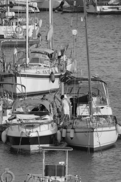 이탈리아 시칠리아 지중해 마리나 디라구 라구사 2023 항구에 사람들 요트들 — 스톡 사진