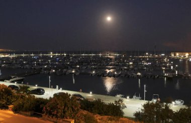 İtalya, Sicilya, Akdeniz, Marina di Ragusa (Ragusa Eyaleti); geceleri limanda motorlu tekne ve lüks yatlar 