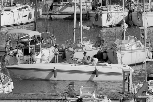 意大利 西西里 地中海 拉古萨海 拉古萨省 2023年7月3日 港口一艘豪华游艇上的乘客 Editorial — 图库照片
