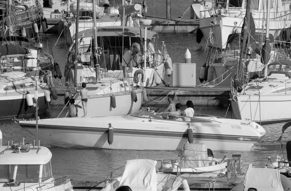 意大利 西西里 地中海 拉古萨海 拉古萨省 2023年7月3日 港口一艘豪华游艇上的乘客 Editorial — 图库照片