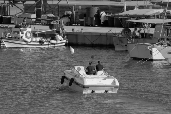 意大利 西西里 地中海 拉古萨海 拉古萨省 2023年7月3日 港口一艘豪华游艇上的男子 Editorial — 图库照片