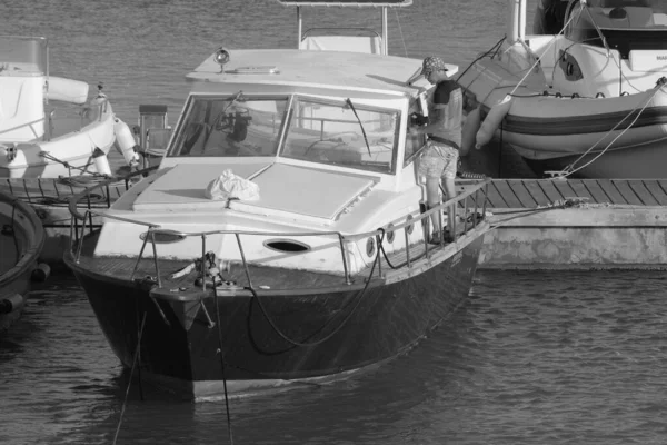 意大利 西西里 地中海 拉古萨海 拉古萨省 2023年7月4日 港口一艘豪华游艇上的人 Editorial — 图库照片