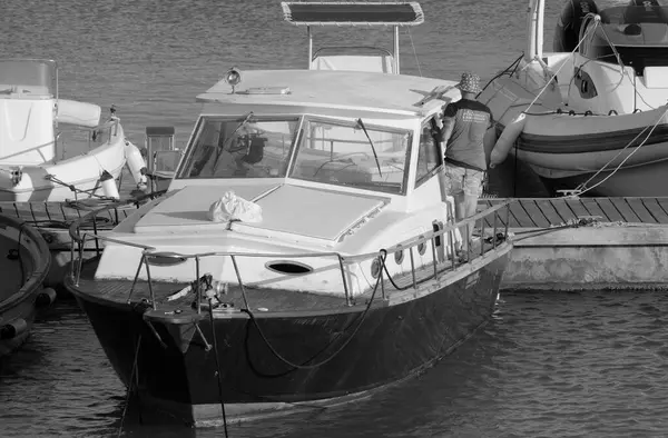 意大利 西西里 地中海 拉古萨海 拉古萨省 2023年7月4日 港口一艘豪华游艇上的人 Editorial — 图库照片