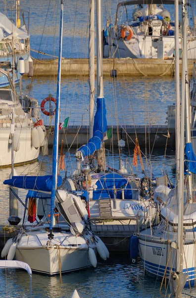 Italien Sicilien Medelhavet Marina Ragusa Ragusaprovinsen Juli 2023 Segelbåtar Hamnen — Stockfoto