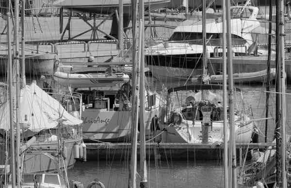意大利 西西里 地中海 拉古萨海 拉古萨省 2023年7月5日 港口的豪华游艇 Editorial — 图库照片