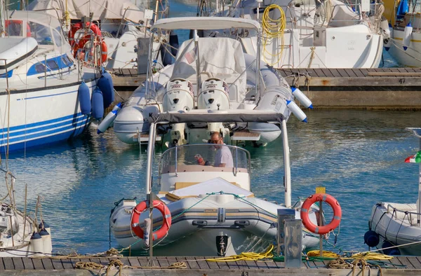 Italien Sicilien Medelhavet Marina Ragusa Ragusaprovinsen Juli 2023 Man Gummibåt — Stockfoto