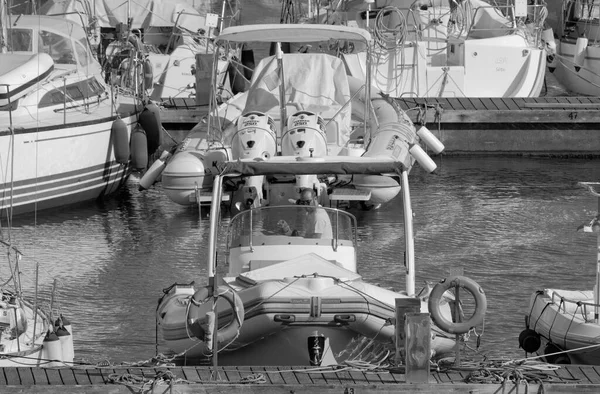 意大利 西西里 地中海 拉古萨海 拉古萨省 2023年7月5日 港口一艘橡皮船上的人 Editorial — 图库照片